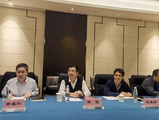 光联万物、乘云直上，创新关键技术助力产业繁荣发展信息通信技术快速发展，5G移动网络中国站点的数量占全球站点的70%，达到210.2万个，无论是终端设备的入网率还是5G终端用户量，中国5G网络都有着明显优势，为影视制作、分发和观看带来5G+的极致体验